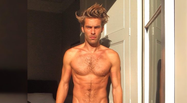 Jon Kortajarena posando semidesnudo y disfrutando del verano