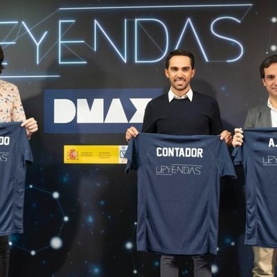 Quique Peinado, Alberto Contador y Antonio Ruíz posan con la equipación de 'Leyendas'