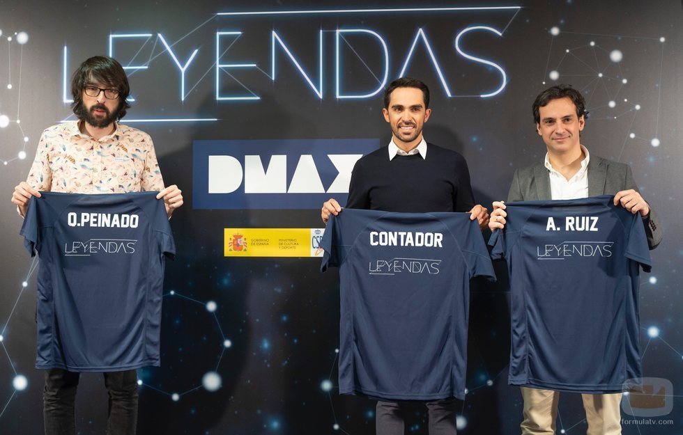 Quique Peinado, Alberto Contador y Antonio Ruíz posan con la equipación de 'Leyendas'