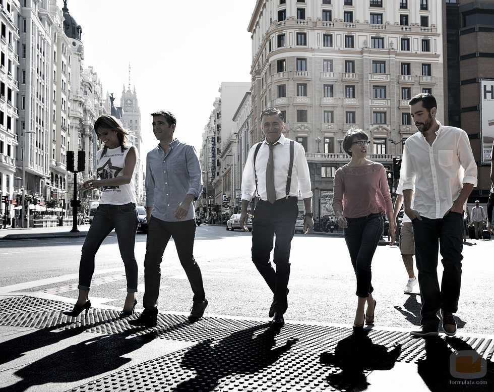 El equipo de 'El intermedio' caminando por las calles de Madrid en el año 2014
