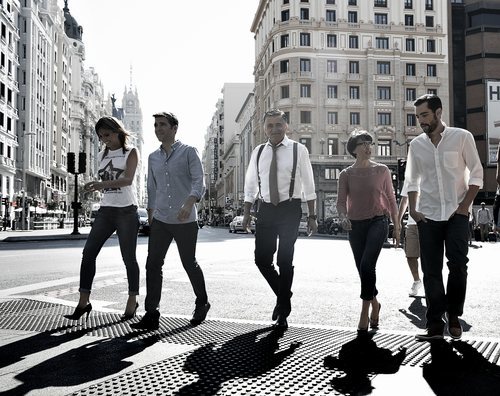 El equipo de 'El intermedio' caminando por las calles de Madrid en el año 2014