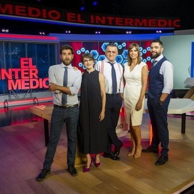 Posado de El Gran Wyoming junto a sus colaboradores de 'El intermedio'