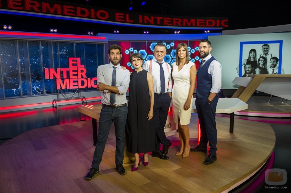 Posado de El Gran Wyoming junto a sus colaboradores de 'El intermedio'