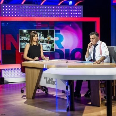 Sandra Sabatés junto a El Gran Wyoming en 'El intermedio'