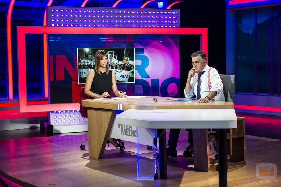 Sandra Sabatés junto a El Gran Wyoming en 'El intermedio'