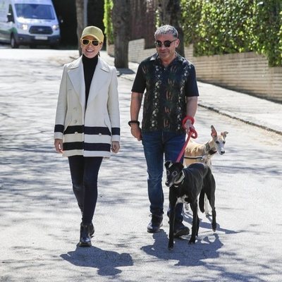 Jorge Javier Vázquez paseando con Raquel Sánchez Silva en su recuperación
