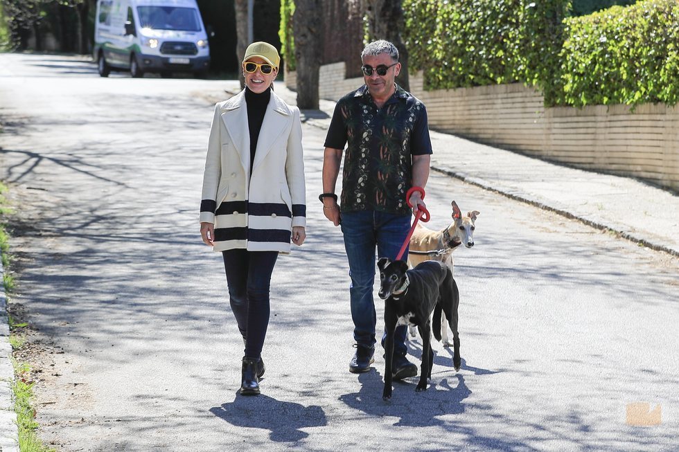 Jorge Javier Vázquez paseando con Raquel Sánchez Silva en su recuperación