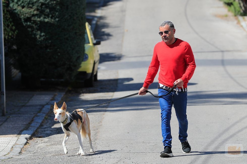 Jorge Javier Vázquez paseando con su perro durante su recuperación