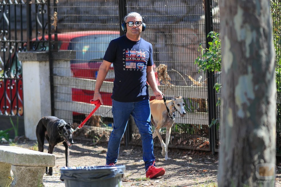 El presentador Jorge Javier Vázquez despejándose dando un paseo con sus perros