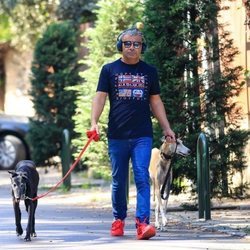 Jorge Javier Vázquez, paseando con sus perros durante su recuperación