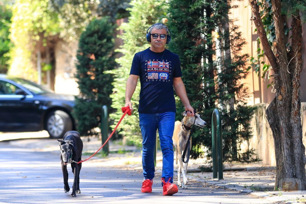 Jorge Javier Vázquez, paseando con sus perros durante su recuperación