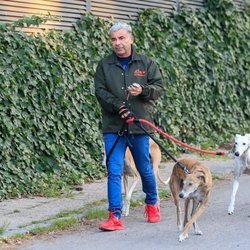 Jorge Javier Vázquez dando un paseo con sus perros durante sus días de reposo