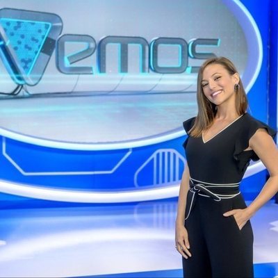 La presentadora Elisa Mouliaá en el plató de 'TVEmos'