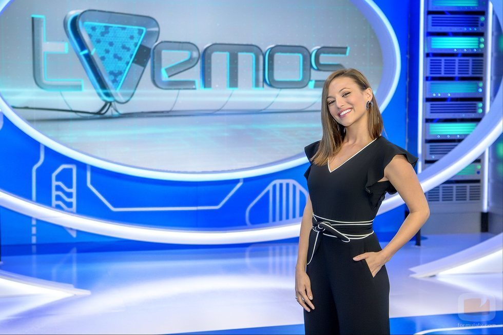 La presentadora Elisa Mouliaá en el plató de 'TVEmos'