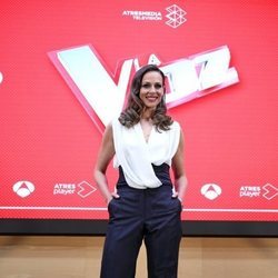 Eva González posa en la rueda de prensa de los Directos de 'La Voz'