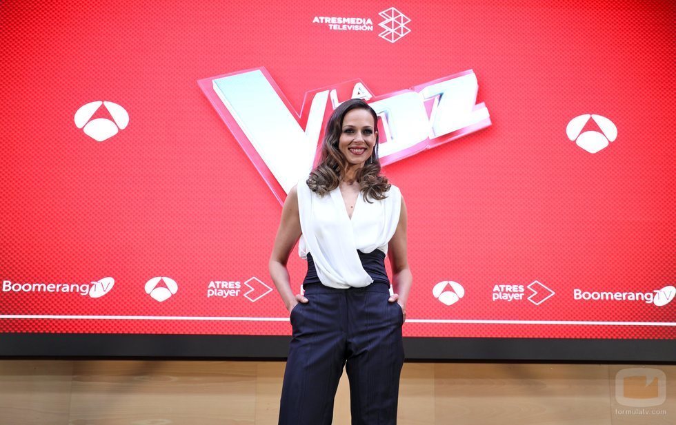 Eva González posa en la rueda de prensa de los Directos de 'La Voz'