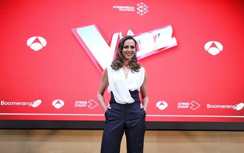 Eva González posa en la rueda de prensa de los Directos de 'La Voz'