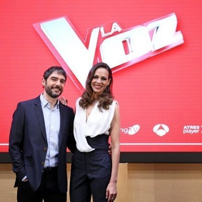 Eva González y Juanra Bonet en la rueda de prensa de los Directos de 'La Voz'