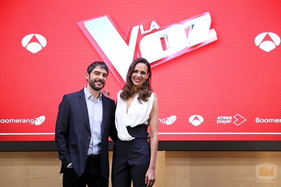 Eva González y Juanra Bonet en la rueda de prensa de los Directos de 'La Voz'