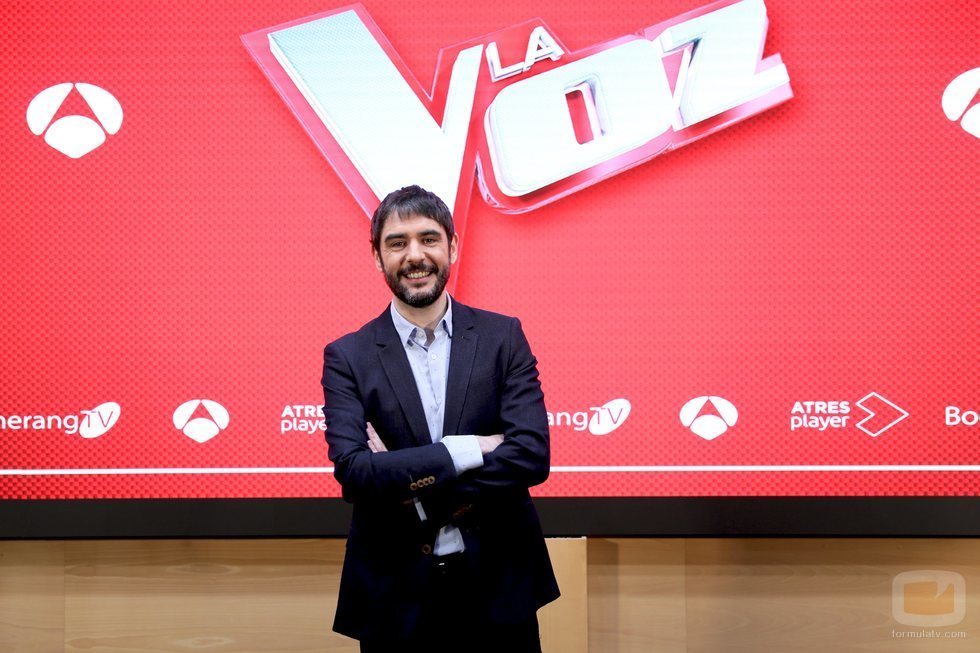 Juanra Bonet posa en la rueda de prensa de los Directos de 'La Voz'