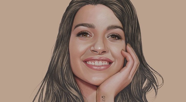 Portada de "Con una sonrisa", el primer libro de Ana Guerra