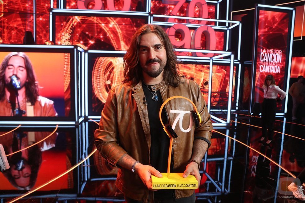 Andrés Suárez junto a su trofeo de ganador en la sexta gala de 'La mejor canción jamás cantada'