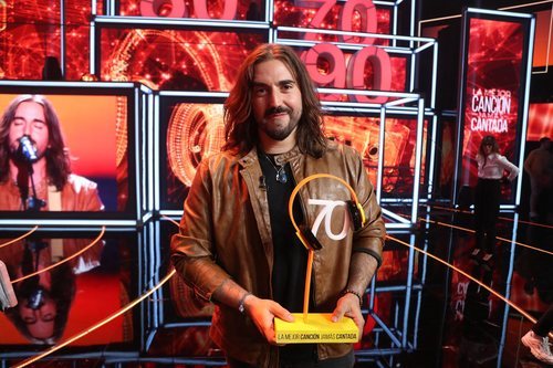  Andrés Suárez junto a su trofeo de ganador en la sexta gala de 'La mejor canción jamás cantada'