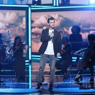 David Civera sobre el escenario de 'La mejor canción jamás cantada', en la sexta gala