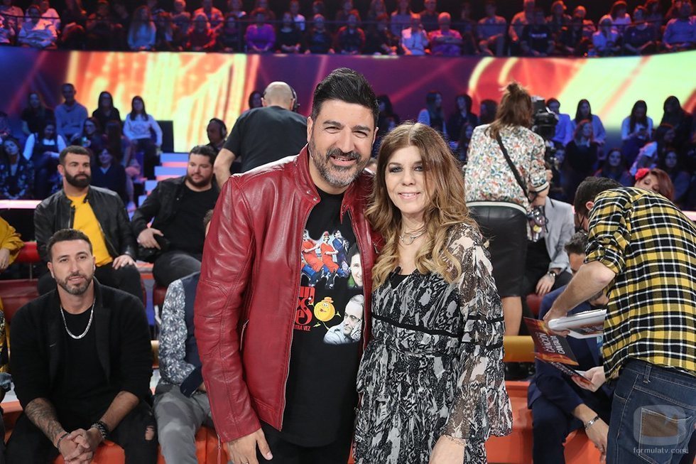 Tony Aguilar posa con Jeanette en la sexta gala de 'La mejor canción jamás cantada'