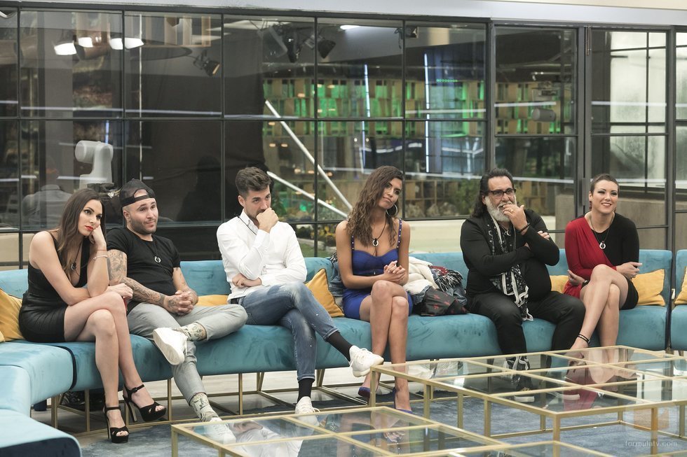 Los concursantes de la Gala 13 de 'GH Dúo', reunidos en el salón