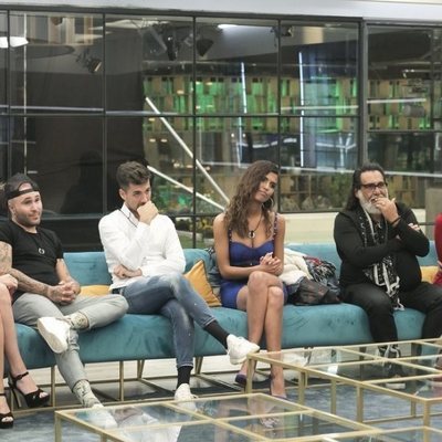 Los concursantes de la Gala 13 de 'GH Dúo', reunidos en el salón