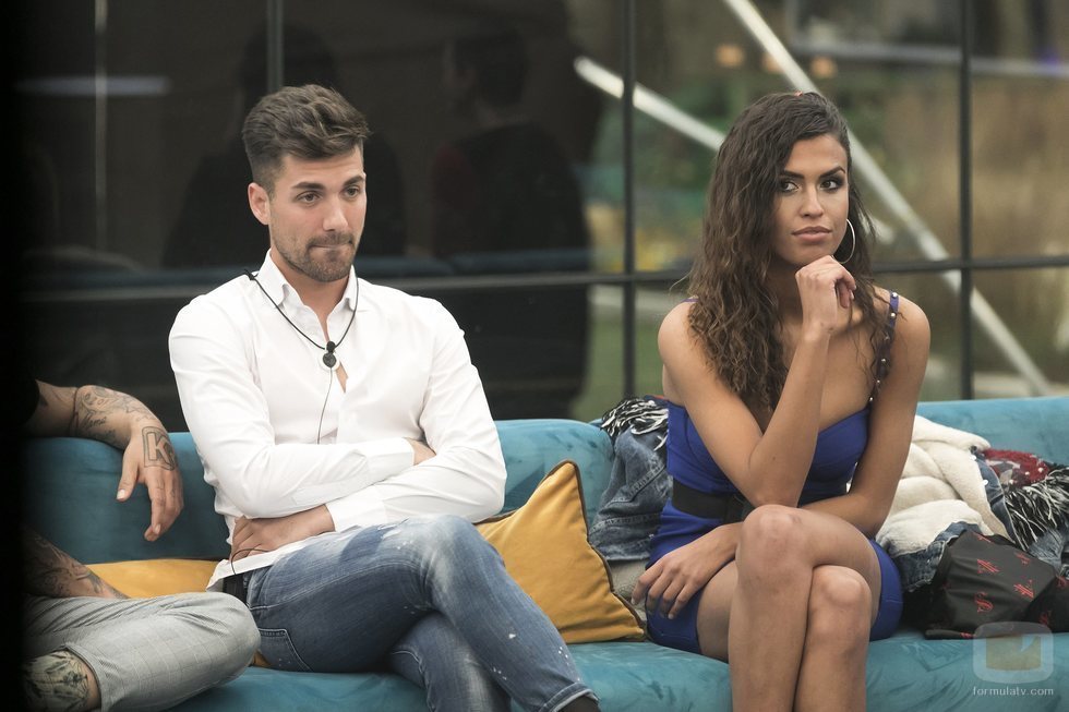 Alejandro Albalá y Sofía Suescun en el salón durante la Gala 13 de 'GH Dúo'