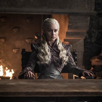 Emilia Clarke sentada de forma señorial en la octava temporada de 'Juego de Tronos'