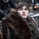 Bran eleva, desde su silla de montar, en la octava temporada de 'Juego de Tronos'