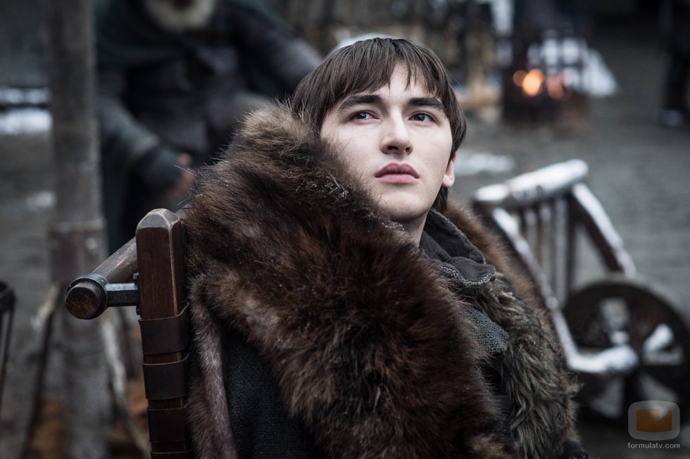 Bran eleva, desde su silla de montar, en la octava temporada de 'Juego de Tronos'