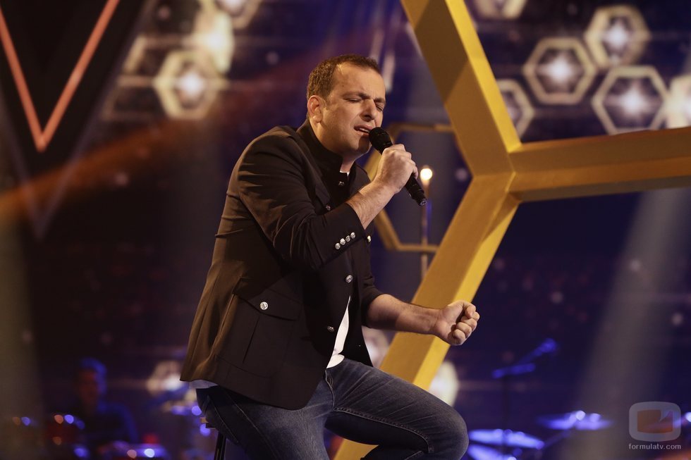 Javi Moya interpreta "Si tú no estás aquí" en el primer directo de 'La Voz'