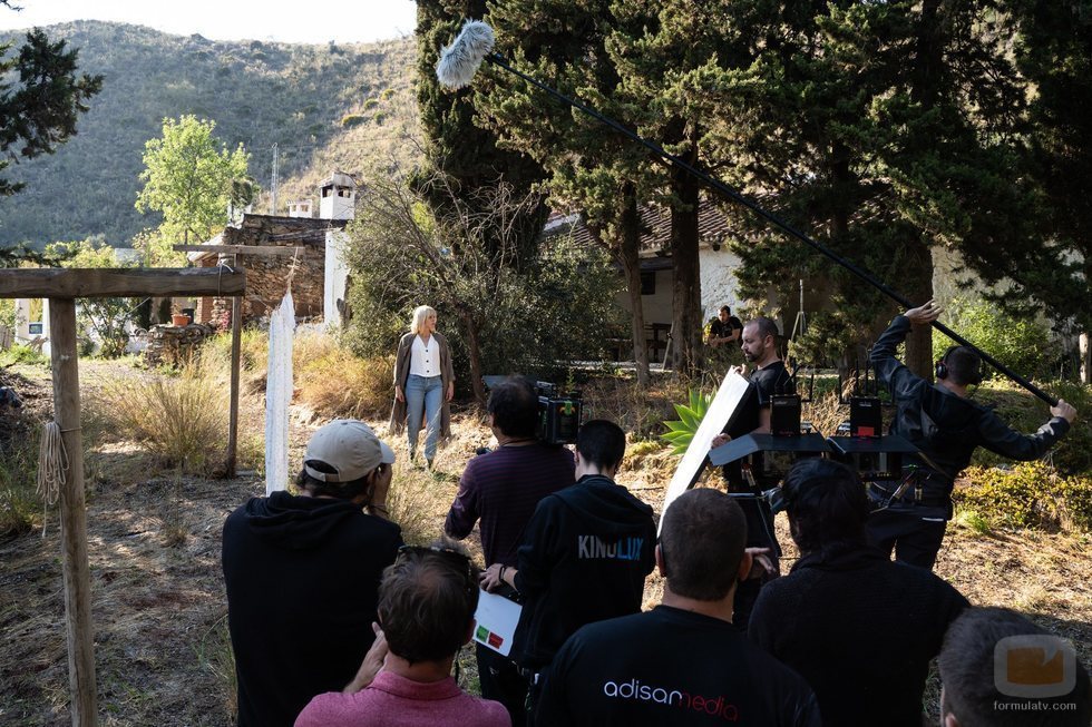 Maggie Civantos como la agente Blanca en el rodaje de 'Malaka'