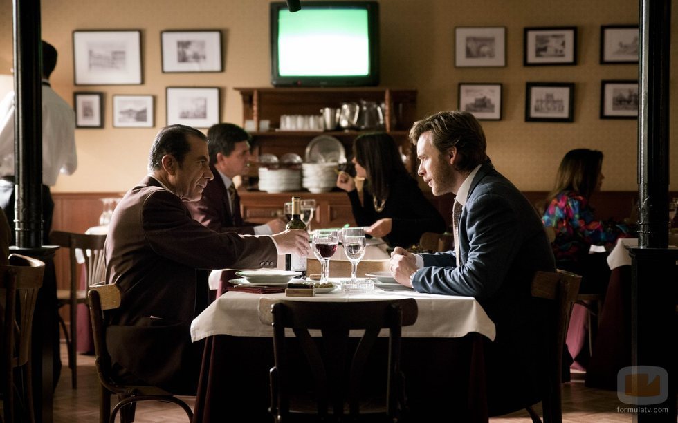Toni Alcántara en un restaurante en el 20x03 de 'Cuéntame cómo pasó'