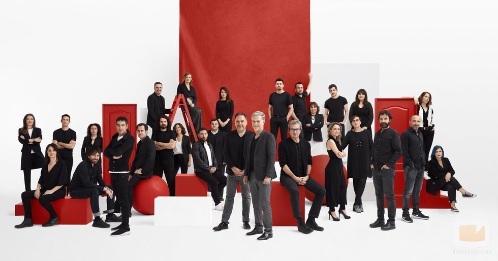 Reed Hastings junto a los creadores de gran parte de sus series españolas en los estudios de Netflix en Madrid