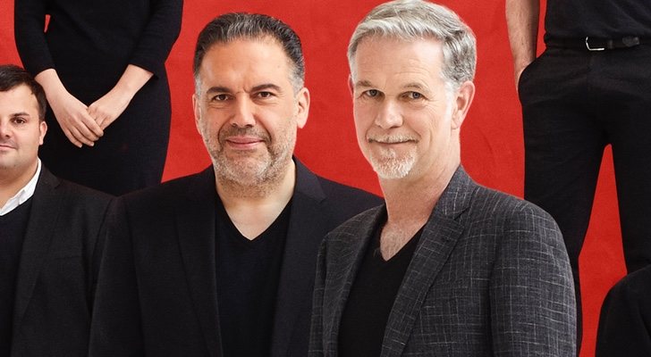 Reed Hastings junto a los creadores de gran parte de sus series españolas en los estudios de Netflix en Madrid