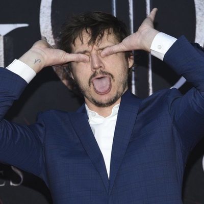 Pedro Pascal imita su muerte en 'Juego de Tronos' en la premiere de la temporada final