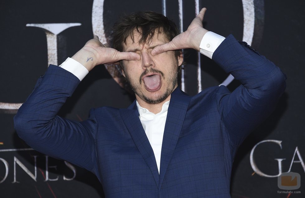 Pedro Pascal imita su muerte en 'Juego de Tronos' en la premiere de la temporada final