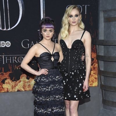 Sophie Turner y Maisie Williams posan juntas en la premiere de la octava temporada de 'Juego de Tronos'
