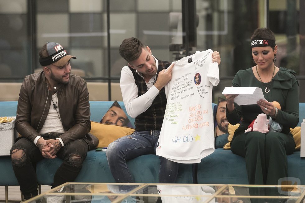 Alejandro Albalá abre su caja en la que hay una camiseta firmada en 'GH Dúo'