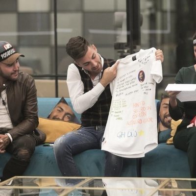 Alejandro Albalá abre su caja en la que hay una camiseta firmada en 'GH Dúo'