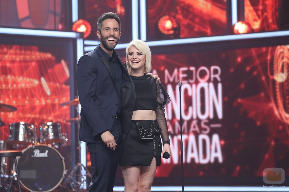 Alba Reche junto a Roberto Leal, en la Gala final de 'La mejor canción jamás cantada'