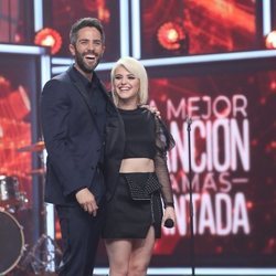 Alba Reche junto a Roberto Leal, en la Gala final de 'La mejor canción jamás cantada'