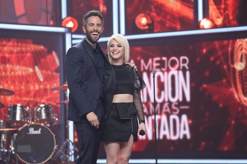Alba Reche junto a Roberto Leal, en la Gala final de 'La mejor canción jamás cantada'