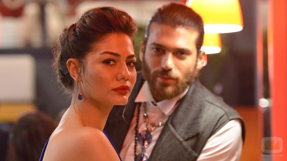 Demet Özdemir y Can Yaman protagonizan 'Erkenci Kus'