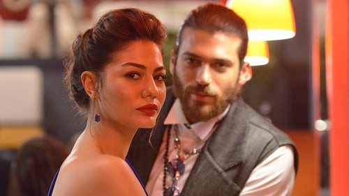 Demet Özdemir y Can Yaman protagonizan 'Erkenci Kus'